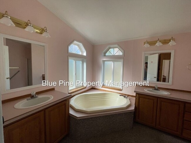 Building Photo - 587 W 10 S