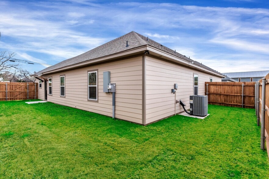 Building Photo - 404 Lake View St