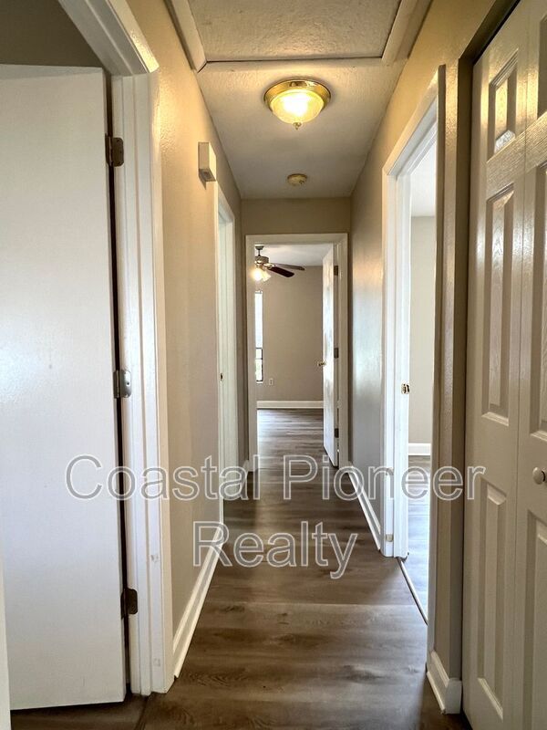 Building Photo - 1413 Thistledown Dr