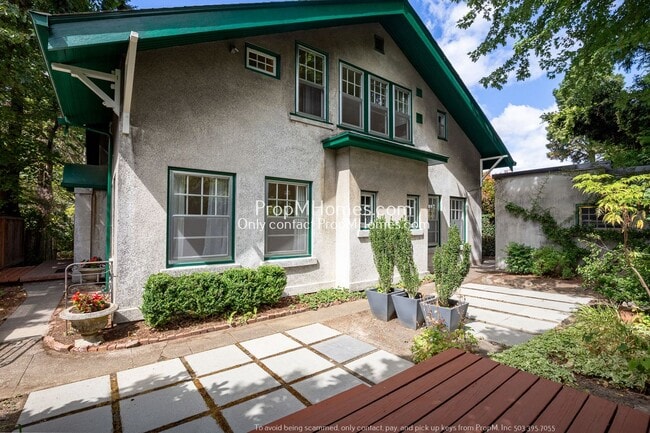 Building Photo - Cozy Three-Bedroom Duplex in Historic Irvi...