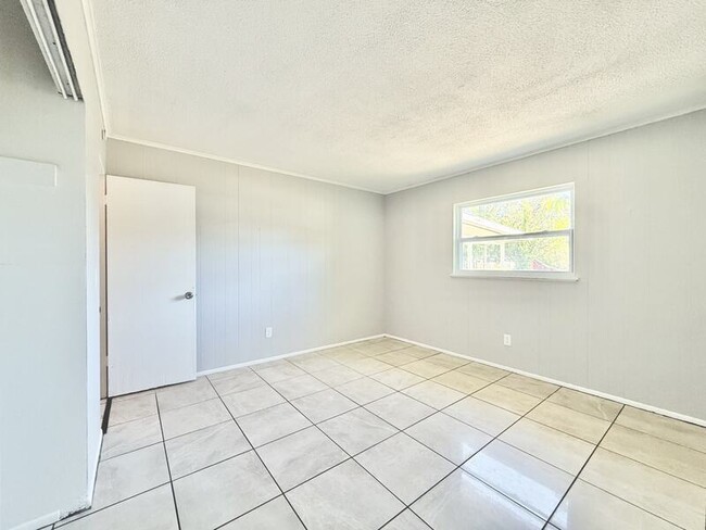 Building Photo - 605 64th Ave W