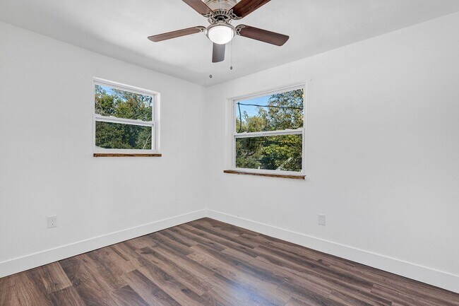 Building Photo - Bright & Updated 2BR Top Unit Duplex | White Kitchen & Stainless Appliances in Saint Petersburg