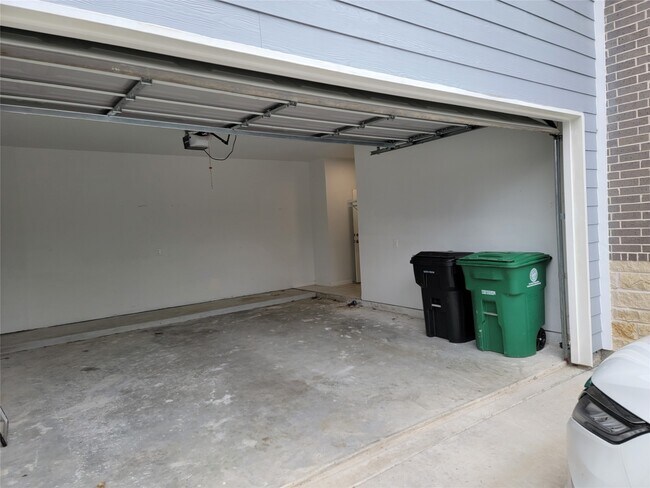 Building Photo - 8203 Oak Knoll Ln