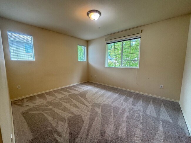 Building Photo - 3 Bedroom Condo in Dupont