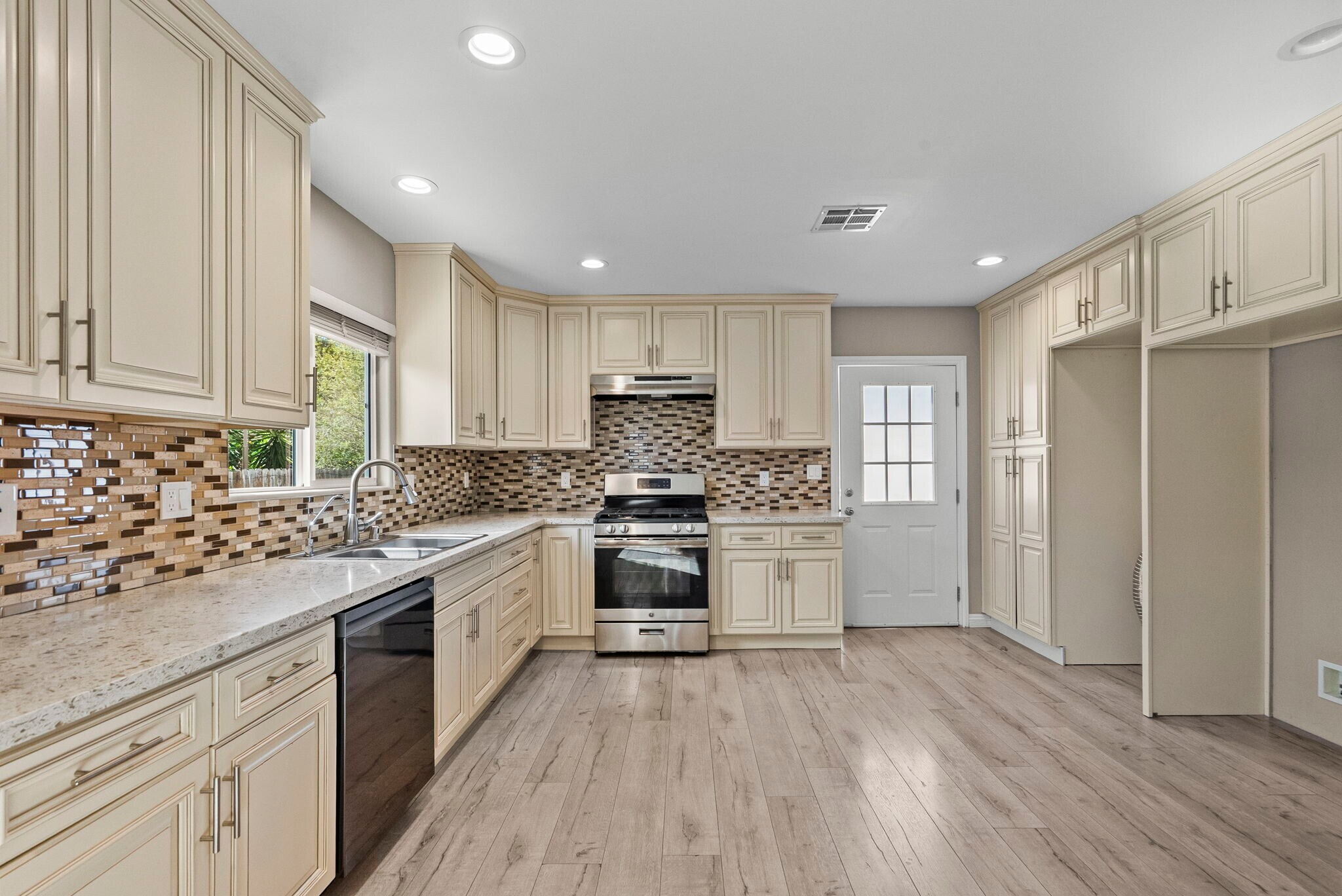 Building Photo - 6717 Cedros Ave