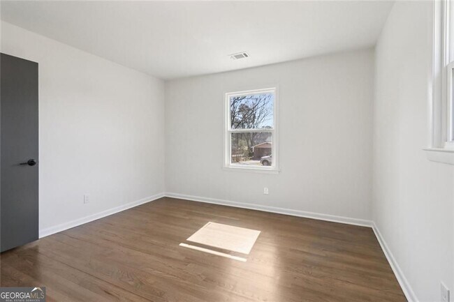 Building Photo - 2219 Lisa Dr SE