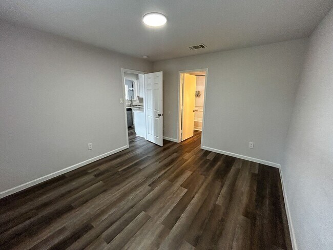 Building Photo - Clean 2/2 in Austin Colony