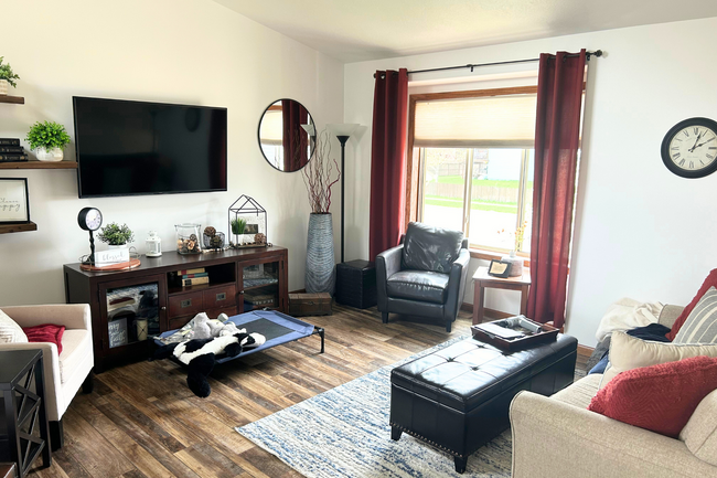 Building Photo - Spacious & Stylish Home in a Prime Location!