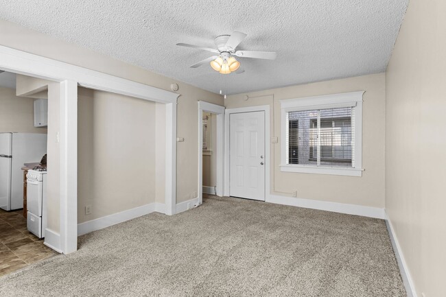 Building Photo - 1460 Gaviota Ave