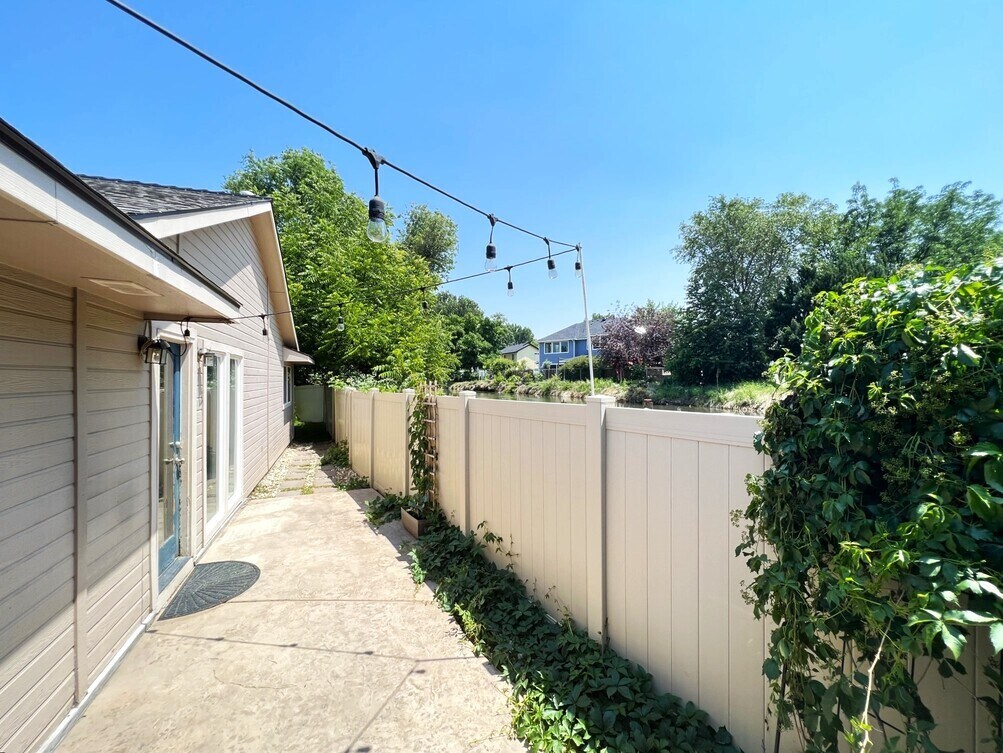 Building Photo - 3098 S Cadet Ln
