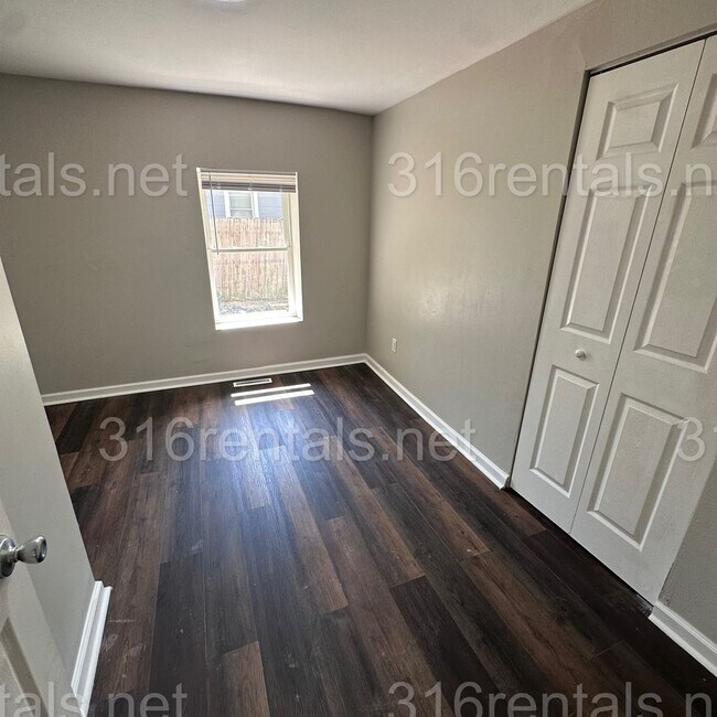 Building Photo - 1844 S Hiram Ave