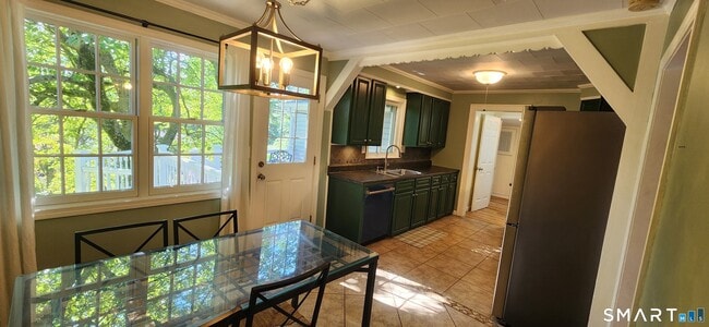 Building Photo - 1555 Byam Rd