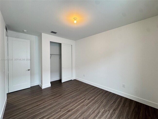 Building Photo - 19670 NE 14th Ct