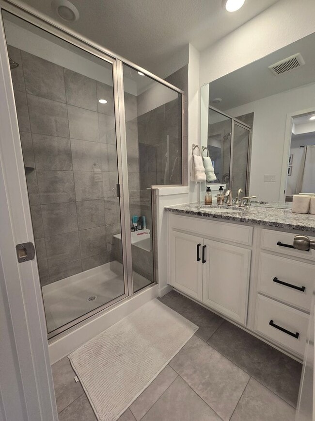 Building Photo - Spacious 4B/3B Available Early April!