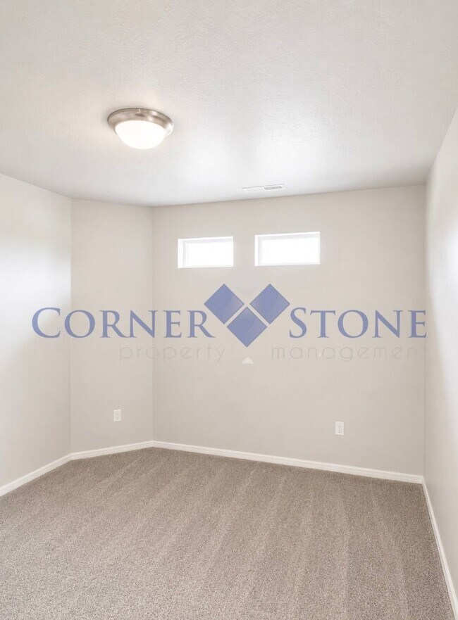 Building Photo - Great home in central location!