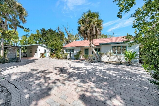 Building Photo - ALL THE CHARM! - Siesta Key 1+ acre on the Bay - 3 bed/ 2 bath pool home