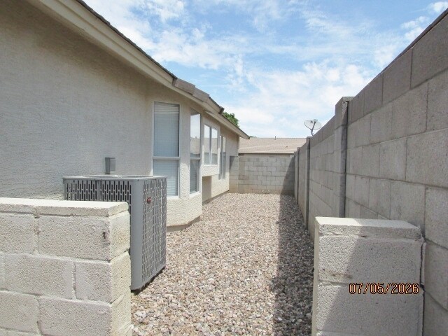 Building Photo - 6135 W Navajo Dr