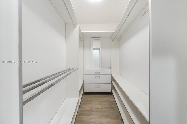 Building Photo - 801 NE 76th St