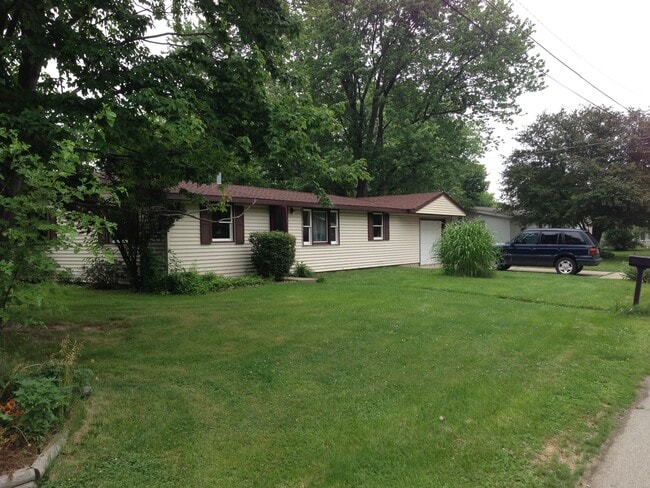 Building Photo - Large 3bd/1bth Single Family Home Near Caterpillar/Newtown Fitness
