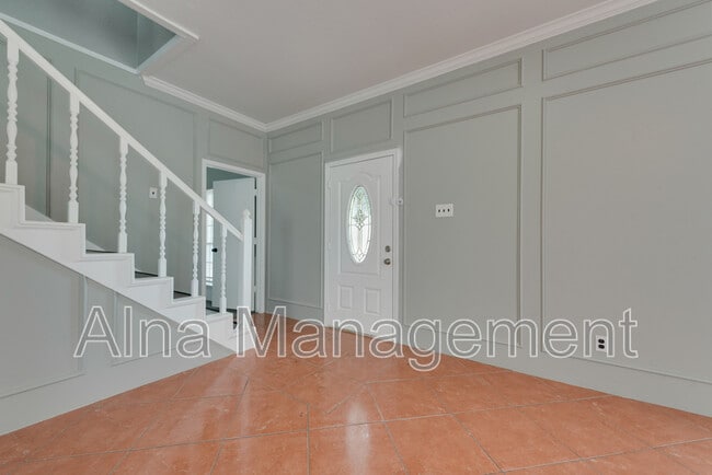 Building Photo - 743 Kings Ln