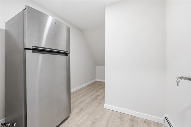 Building Photo - 162 Walnut St