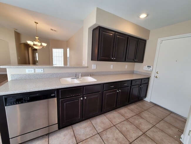 Building Photo - Beautiful Single Story Town Home in Mountains Edge Community