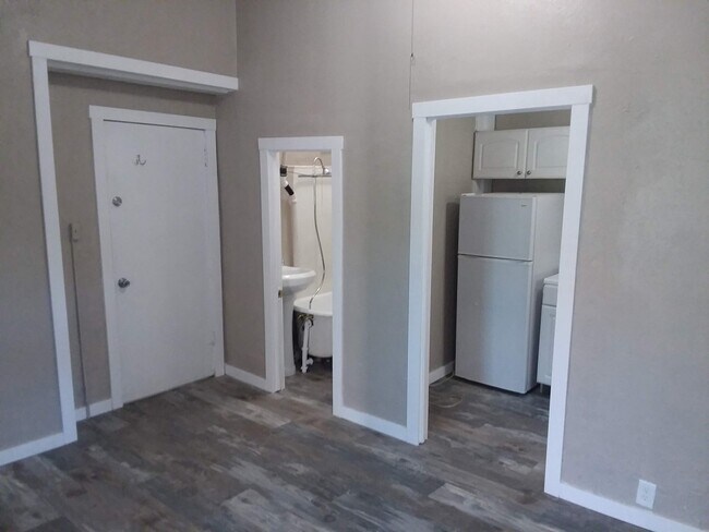 Building Photo - Cap Hil Adorable 1 Bedroom Available Now!