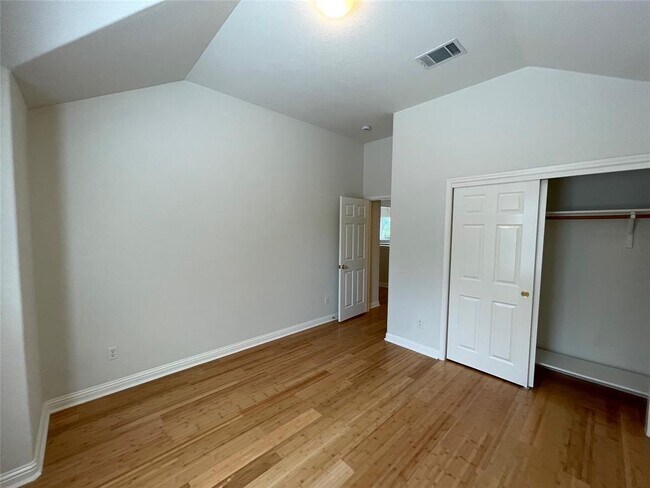Building Photo - 10401 Yellowstone Dr