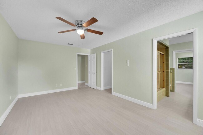 Building Photo - 154 SE Naranja Ave