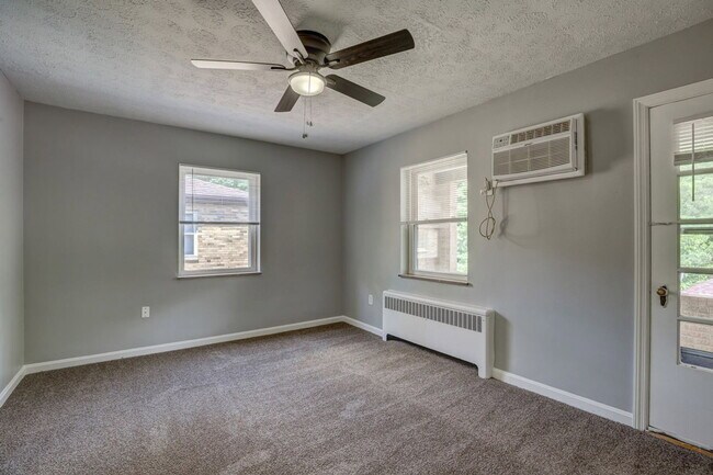 Building Photo - 1672 Llanfair Ave
