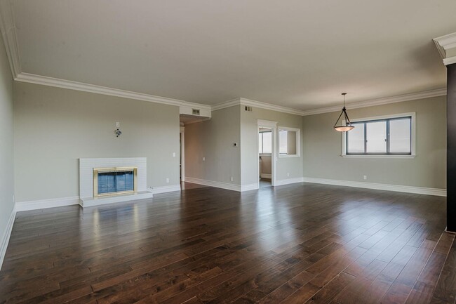 Building Photo - Gorgeous 2 Bed / 2 Bath Top Floor Condo wi...