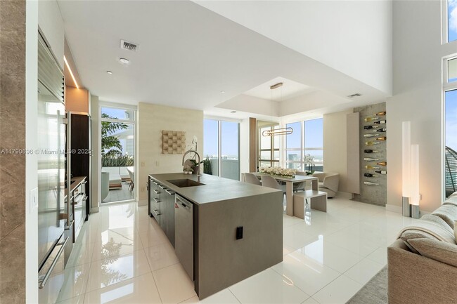 Building Photo - 950 Brickell Bay Dr