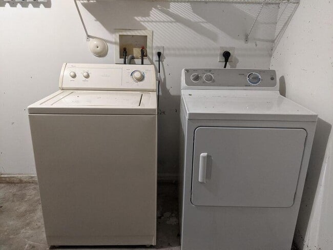 Building Photo - 1000 Crestwood Ct S