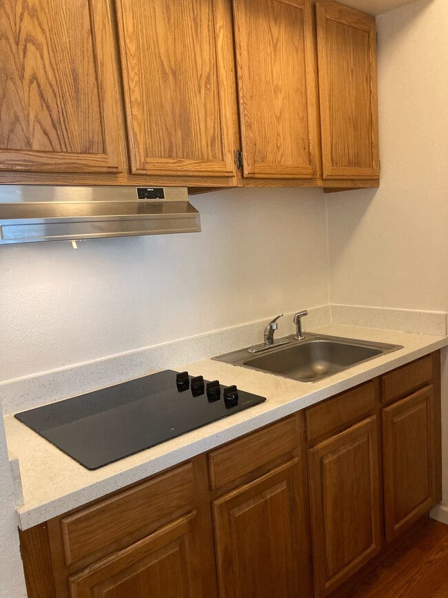 Electric kitchen - 417 Cabrillo St