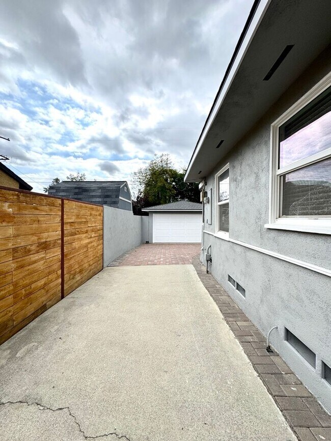 Building Photo - Fabulous 3 bedroom 1 bathroom updated home