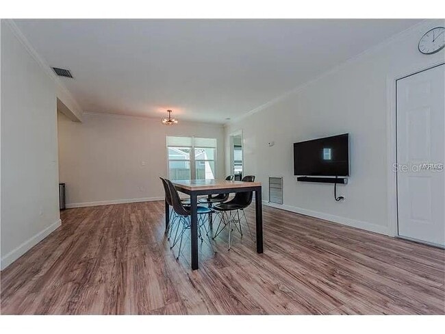 Building Photo - 104 W Osborne Ave