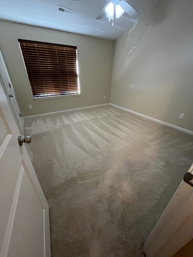 Building Photo - "Charming 2-Bedroom Townhouse Retreat with 2.5 Baths in Kernersville!"