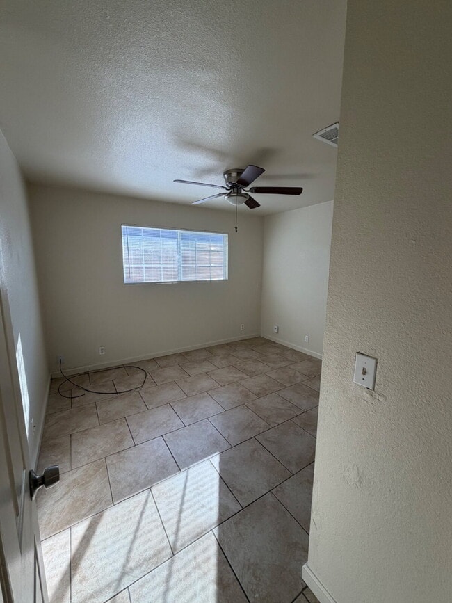Building Photo - Gated 2-Bedroom Apartment in Merced