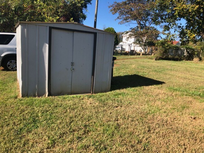 Building Photo - 2 Bedroom House Near E.C. Glass High School