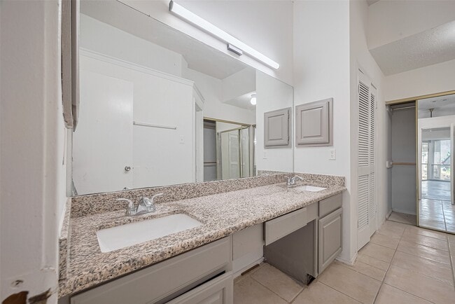Building Photo - 2107 Creekshire Dr