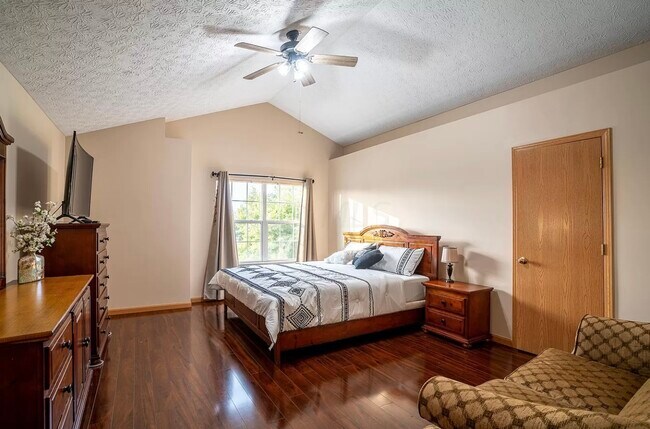 Building Photo - 5865 Summerlawn Dr