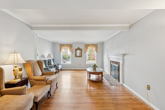 Building Photo - Beautifully maintained townhome on a quiet cul-de-sac in Springfield!