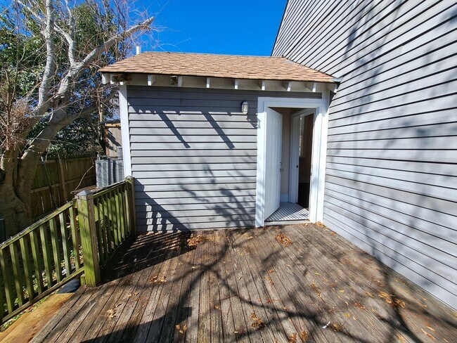 Building Photo - 3216 Bienville St