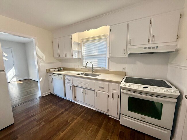 Building Photo - Three bedroom, 1.5 bath house in Burlington