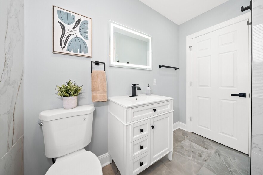 Building Photo - 504 W 26th St