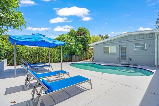 Building Photo - 2/2 luxury pool home in Sarasota, unfurnished annual rental