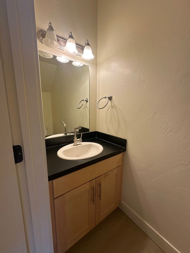 Building Photo - 2 bedroom, 2.5 bathroom townhome at Lincol...