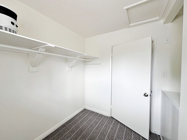 Building Photo - 812 Bracken Ave