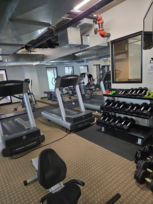 Building Photo - 811 W 15th Pl