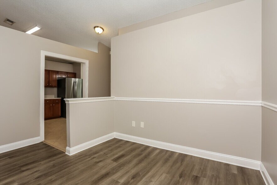 Building Photo - 1608 Twin Oak Dr W